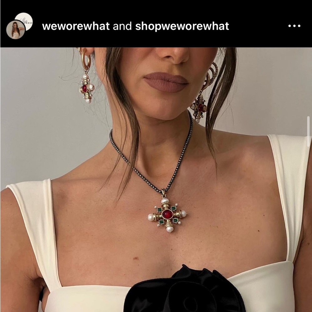 ISO weworewhat green/red/pearl pendant necklace and/earrings!